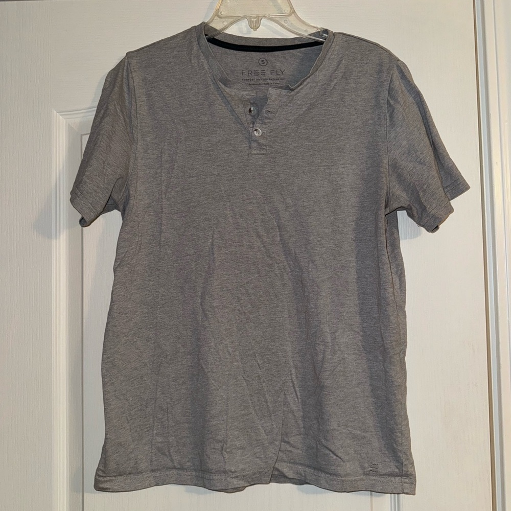 Men’s free fly brand 2 button short sleeve Henley gray tee